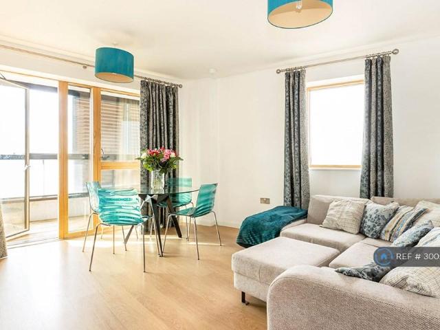 House for rent in Queen's Park, Greater London