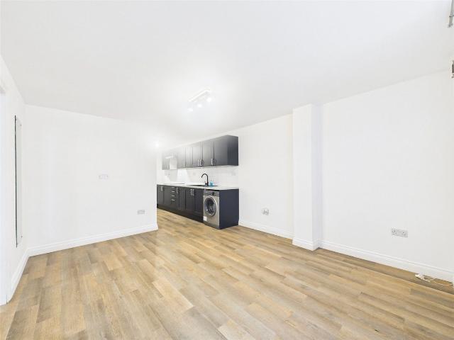 Apartment for rent in Rush Green, Greater London