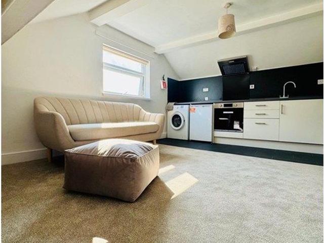 Studio for rent in Wolstanton, Butterton