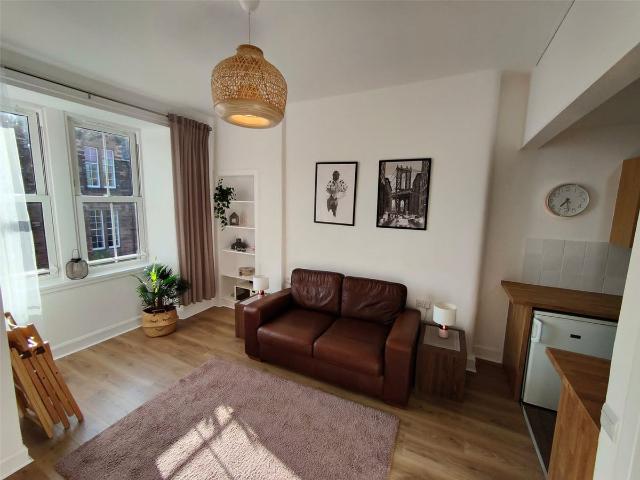 Apartment for rent in Hillside, Leith