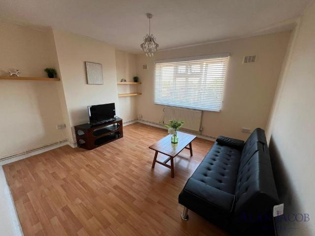 Apartment for rent in Newbury Park, Greater London