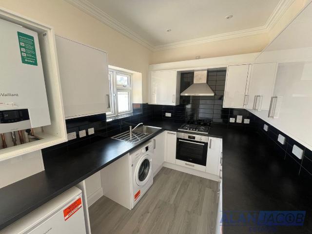 Apartment for rent in Newbury Park, Greater London