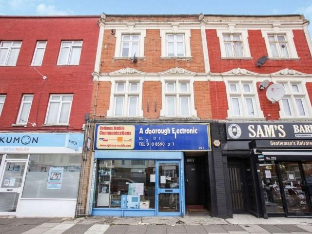 Apartment for rent in Newbury Park, Greater London