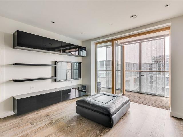 Apartment for rent in Queen's Park, Greater London