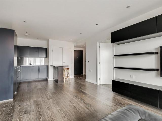 Apartment for rent in Queen's Park, Greater London