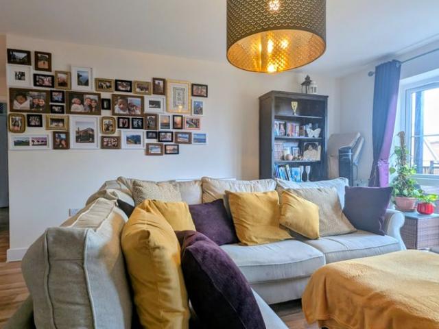 Apartment for rent in Blackhills, Surrey