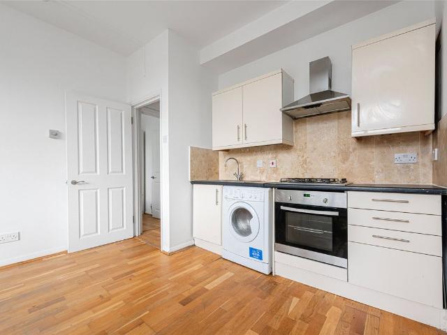 Apartment for rent in Furzedown, Greater London