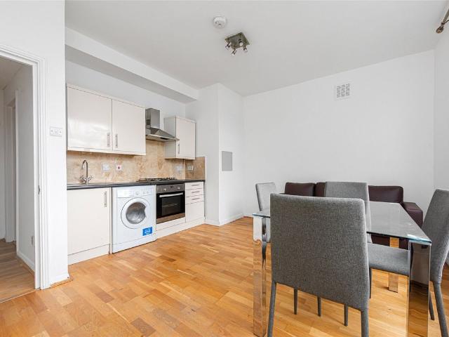 Apartment for rent in Furzedown, Greater London