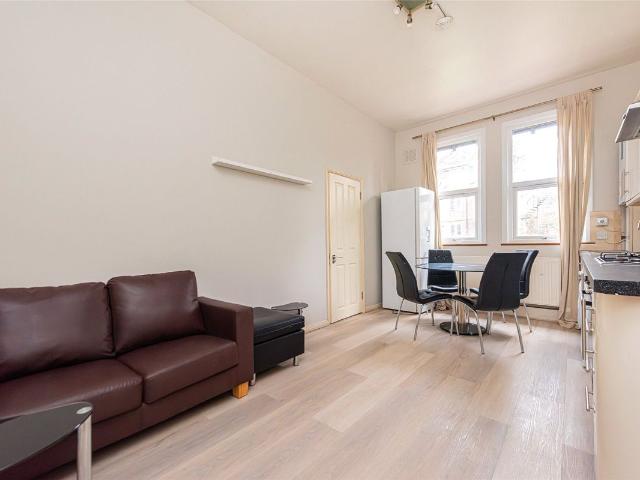 Apartment for rent in Furzedown, Greater London