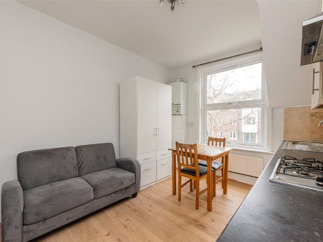 Apartment for rent in Furzedown, Greater London