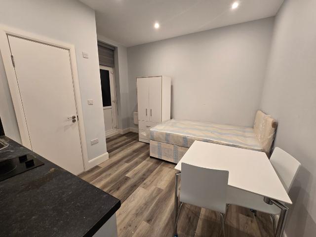 Studio for rent in Brownswood Park, Stoke Newington