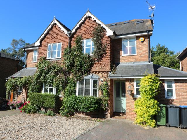 House for rent in Row Town, Surrey