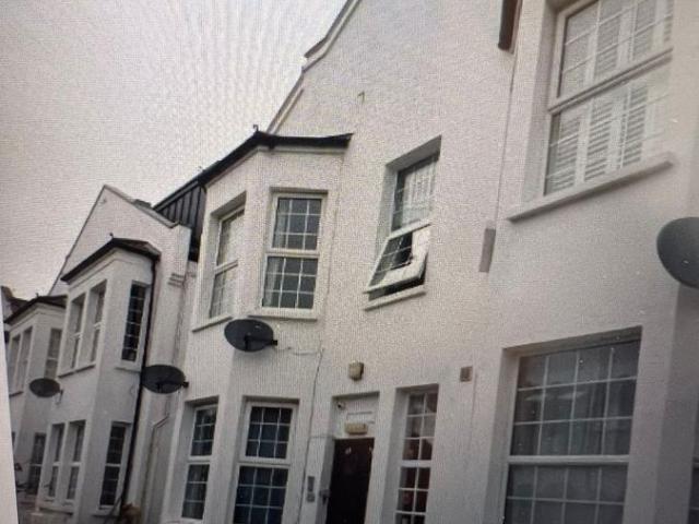 Apartment for rent in London Borough of Merton, Collier's Wood