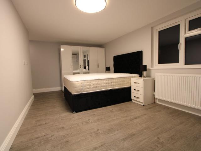 Room for rent in London Borough of Merton, Collier's Wood