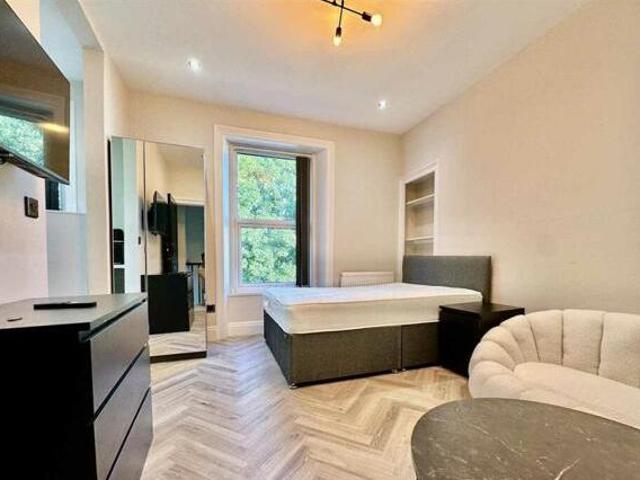 House for rent in Follaton, Strode