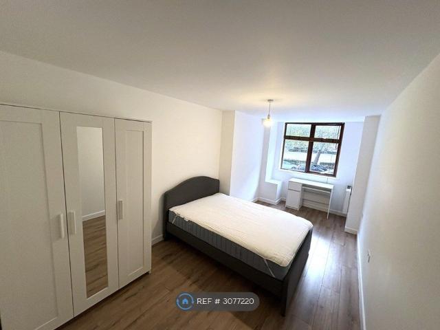 Apartment for rent in Duckett's Green, Greater London