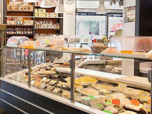 Locale Commerciale in vendita a Camaiore, Toscana