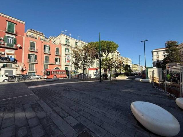 Locale Commerciale in affitto a Municipalità 1, Campania