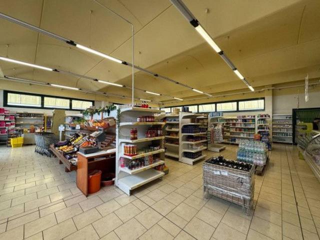 Locale Commerciale in vendita a Unione dei comuni Isola Mantovana, Schivenoglia