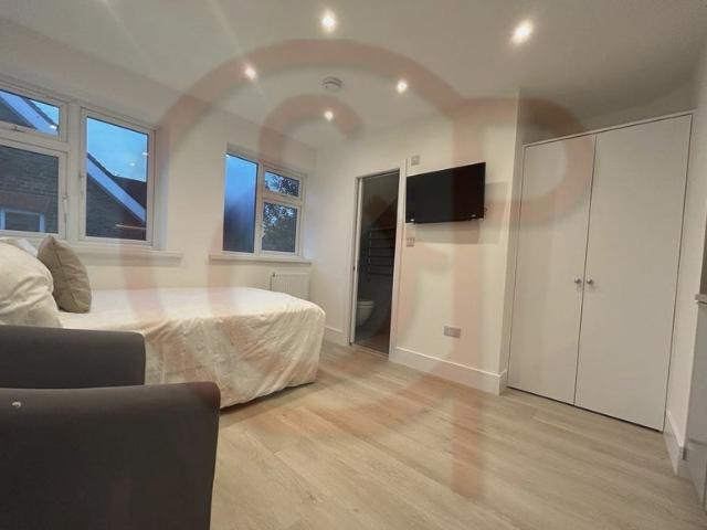 Studio for rent in London Borough of Hounslow, Strand