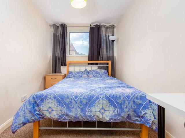 Room for rent in Poplar Grove, Greater London