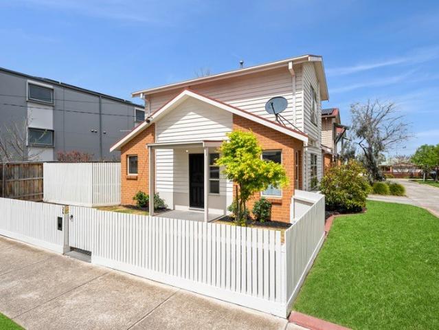 Townhouse for sale in South Geelong, Geelong