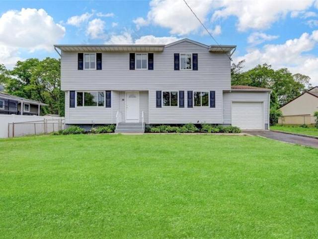 House for sale in Farmingville