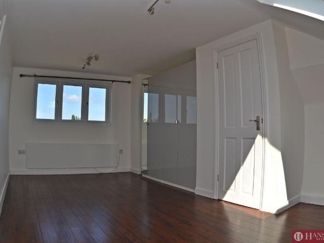 Apartment for rent in Seven Kings, Greater London