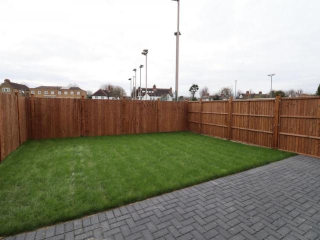 Room for rent in Bush Hill Park, Greater London