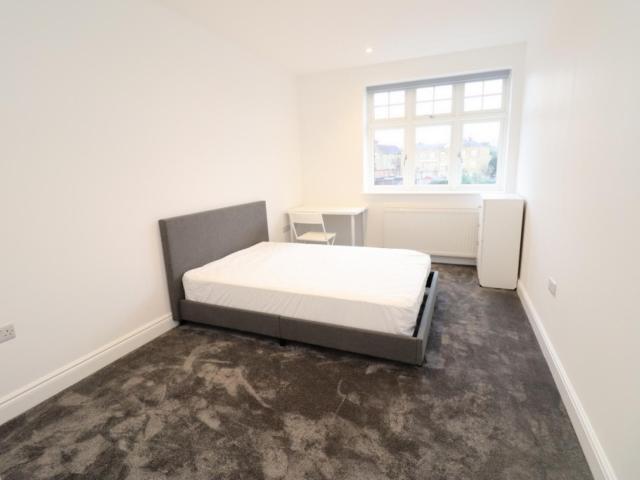 Room for rent in Bush Hill Park, Greater London