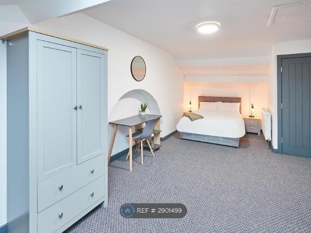 Room for rent in Barton upon Irwell, Salford