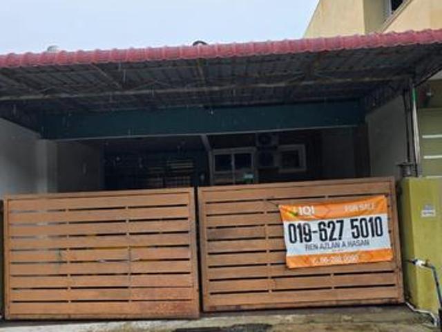 Terraced House for sale in Malaka