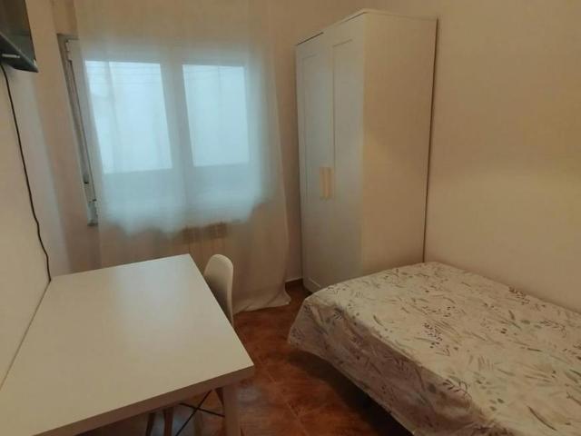 Habitación en alquiler en Oviedo, Pumarín