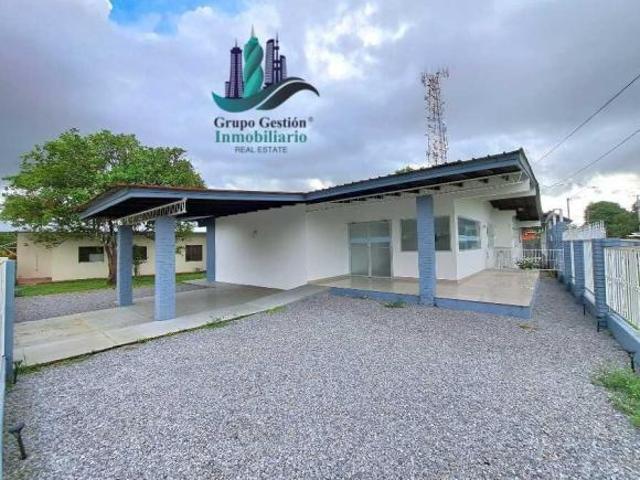 ALQUILO CASA COMERCIAL MODIFICADA Y 1200M2 DE TERRENO EN DAVID