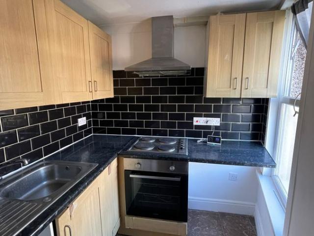 Apartment for rent in Summerstown, Greater London
