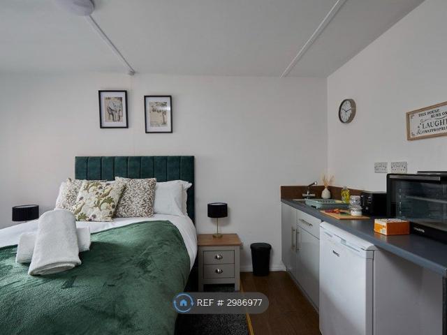 Studio for rent in Whitwood, West Yorkshire