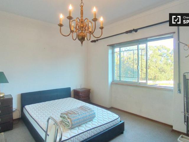 Quarto alugar em Almada, Setúbal