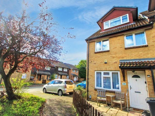 Apartment for rent in Grange Hill, Greater London