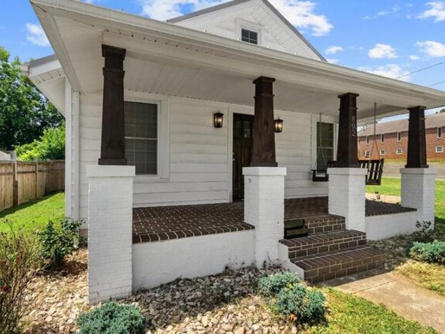 House for sale in Altavista