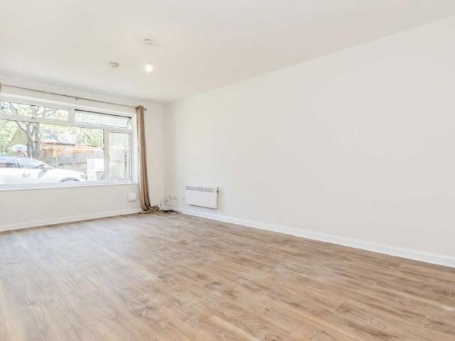 Apartment for rent in Cottenham Park, Greater London