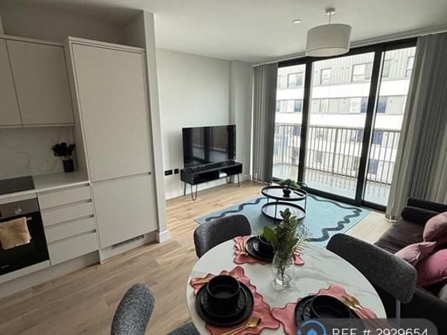 Apartment for rent in London Borough of Merton, Raynes Park
