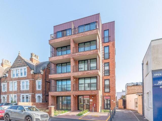 Apartment for rent in London Borough of Merton, Raynes Park
