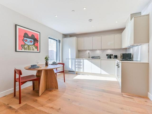 Apartment for rent in London Borough of Merton, Raynes Park