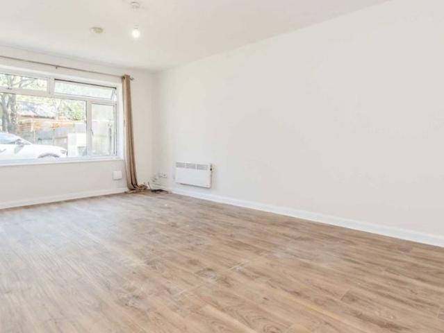 Apartment for rent in Cottenham Park, Greater London