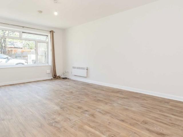 Apartment for rent in London Borough of Merton, Raynes Park
