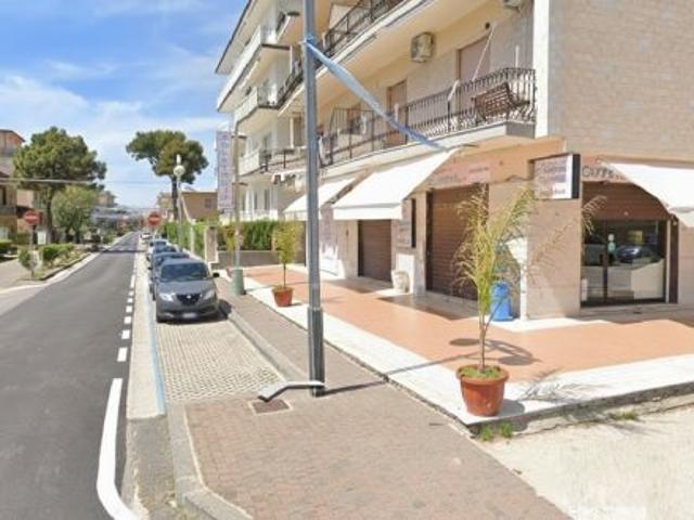 Locale Commerciale in affitto a Mondragone, Campania