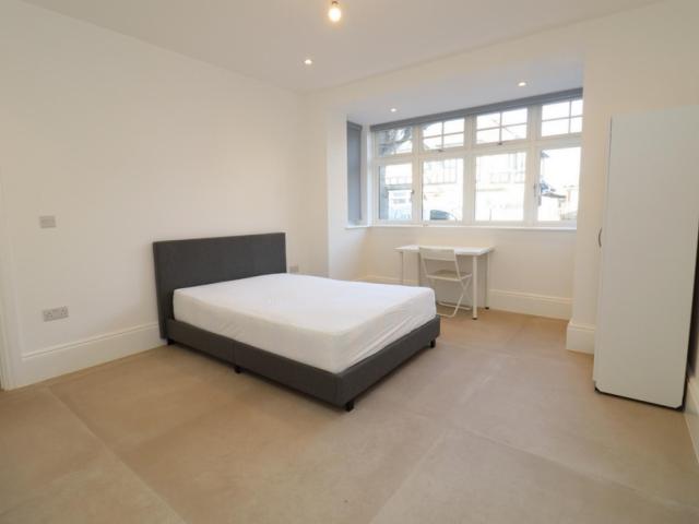 Room for rent in Bush Hill Park, Greater London
