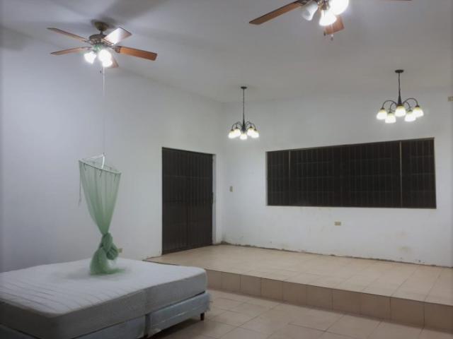 Amplia casa de 320 mts2 y 2 htas de terreo en cocle, penonome