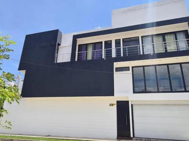 Amplia Casa de 3 Pisos en Huancayo: Ideal para Vivienda o Inversión