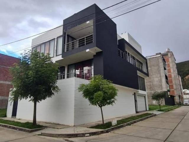 Amplia Casa de 3 Pisos en Huancayo: Ideal para Vivienda o Inversión